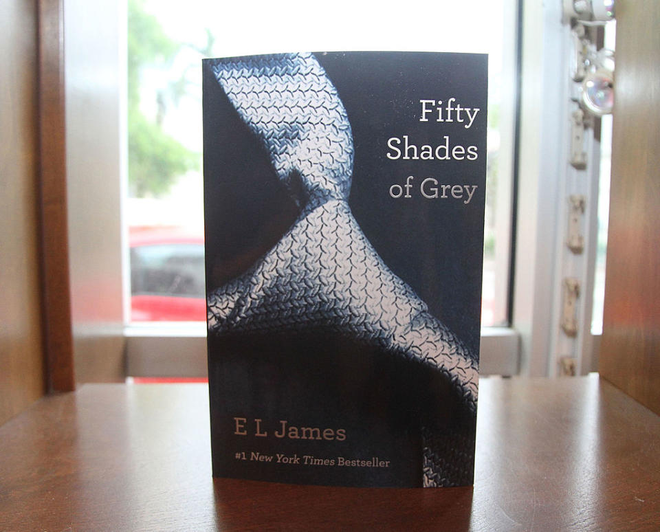 Book cover of "Fifty Shades of Grey" by E.L. James featuring a close-up image of a gray tie